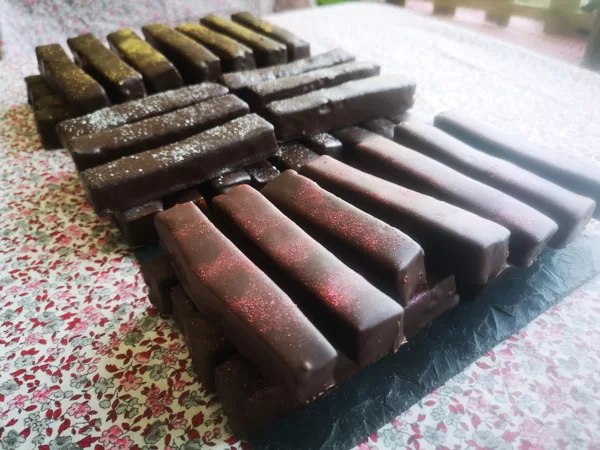 Guimauve maison trempée en chocolat