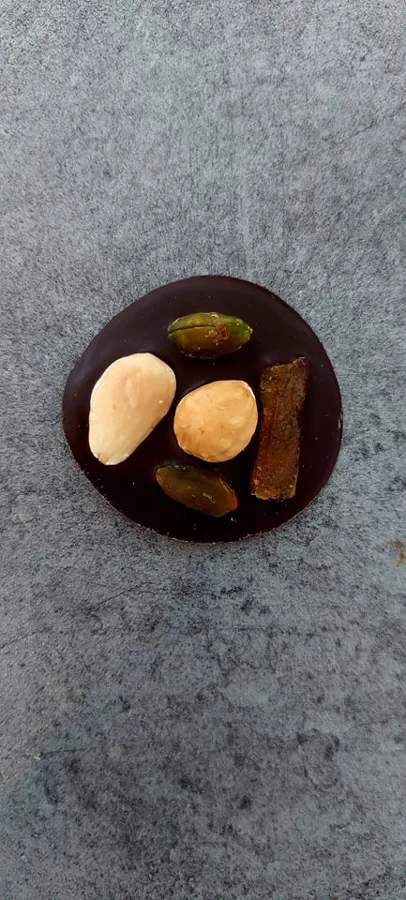 Boîte de 15 mendiants, environ 160g ( mélange de fruits secs torréfiés et orange confite) 